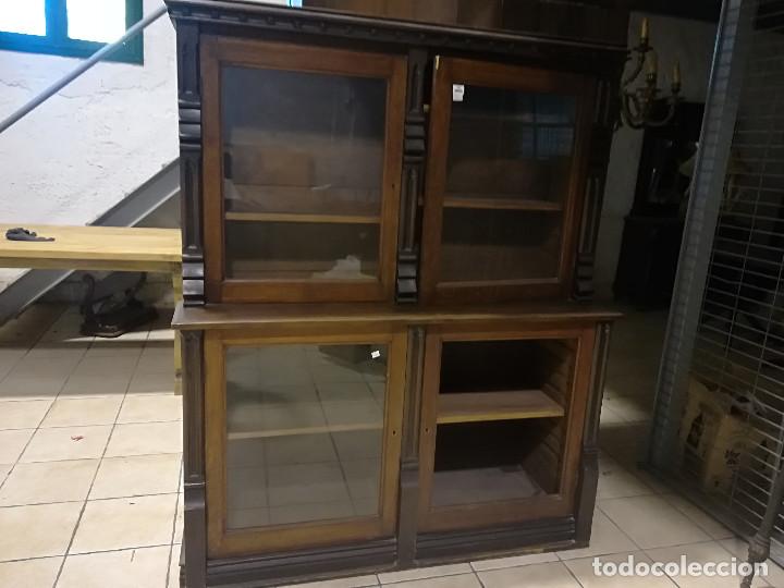 Antig&uuml;edades: LIBRERO DE ROBLE EN ESTILO GOTICO TALLADO - Foto 2
