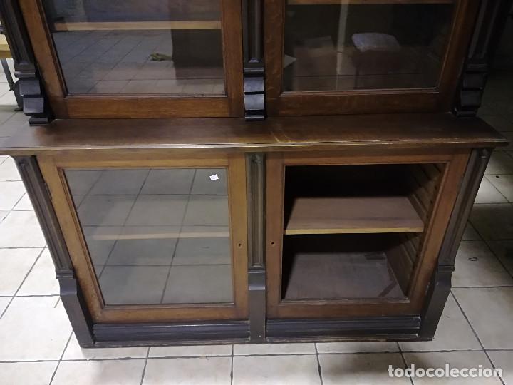 Antig&uuml;edades: LIBRERO DE ROBLE EN ESTILO GOTICO TALLADO - Foto 3