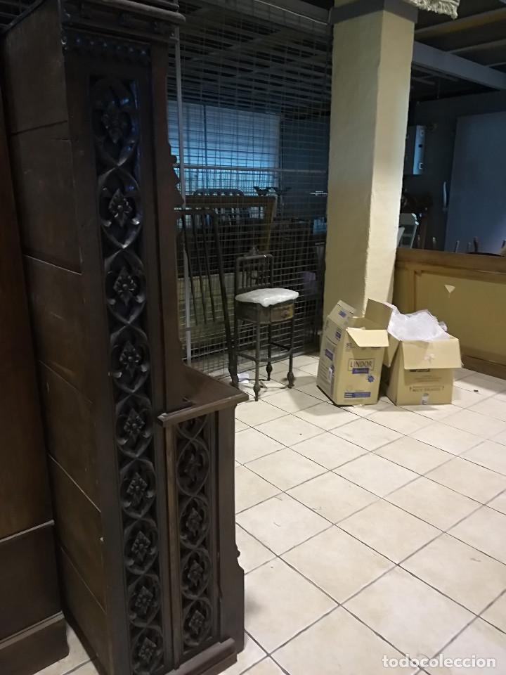Antig&uuml;edades: LIBRERO DE ROBLE EN ESTILO GOTICO TALLADO - Foto 4