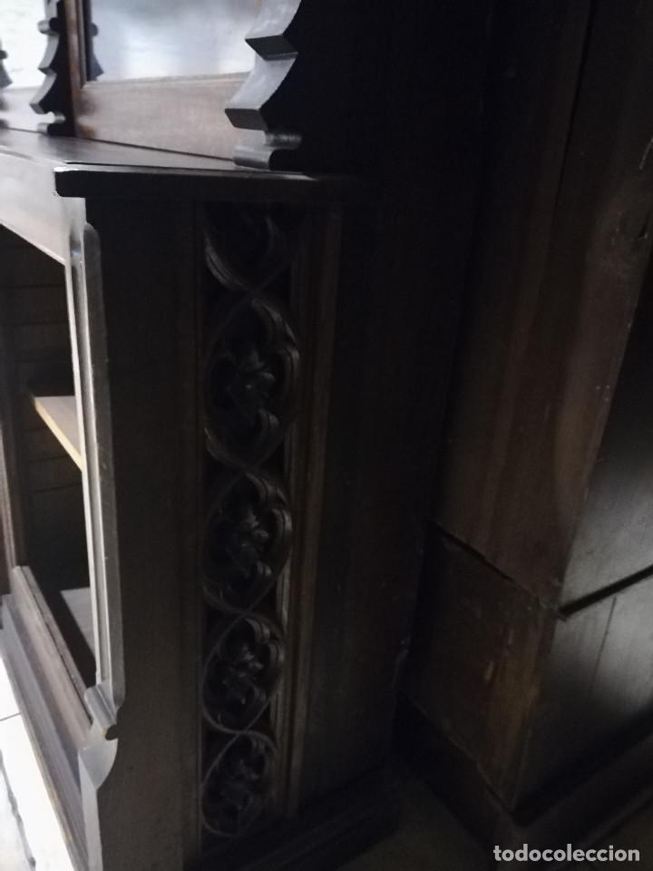Antig&uuml;edades: LIBRERO DE ROBLE EN ESTILO GOTICO TALLADO - Foto 5