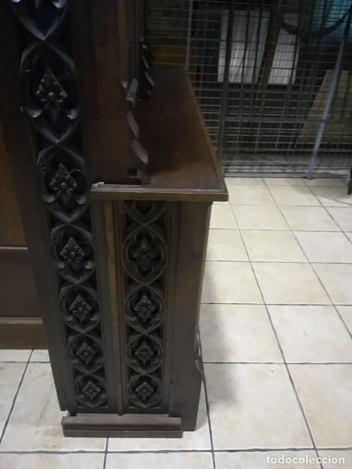 Antig&uuml;edades: LIBRERO DE ROBLE EN ESTILO GOTICO TALLADO - Foto 6