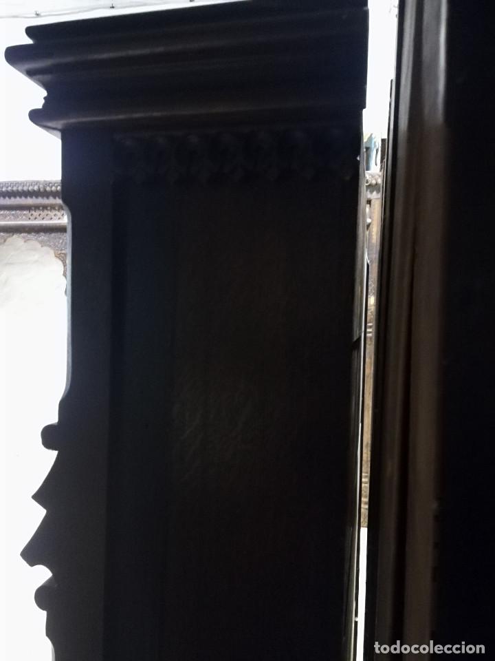 Antig&uuml;edades: LIBRERO DE ROBLE EN ESTILO GOTICO TALLADO - Foto 7