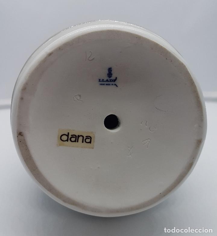Vase Art Floral Lladró Porcelaine Blanche – Design Julio Fernández (1971-1974) 9x4