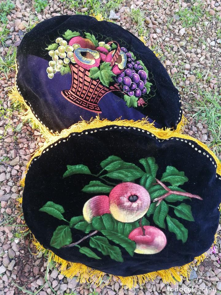 Antiguidades: ANTIGUO JUEGO DE COJINES PINTADOS A MANO CON MOTIVOS FRUTALES, PRINCIPIOS S.XX. 45X30CM.