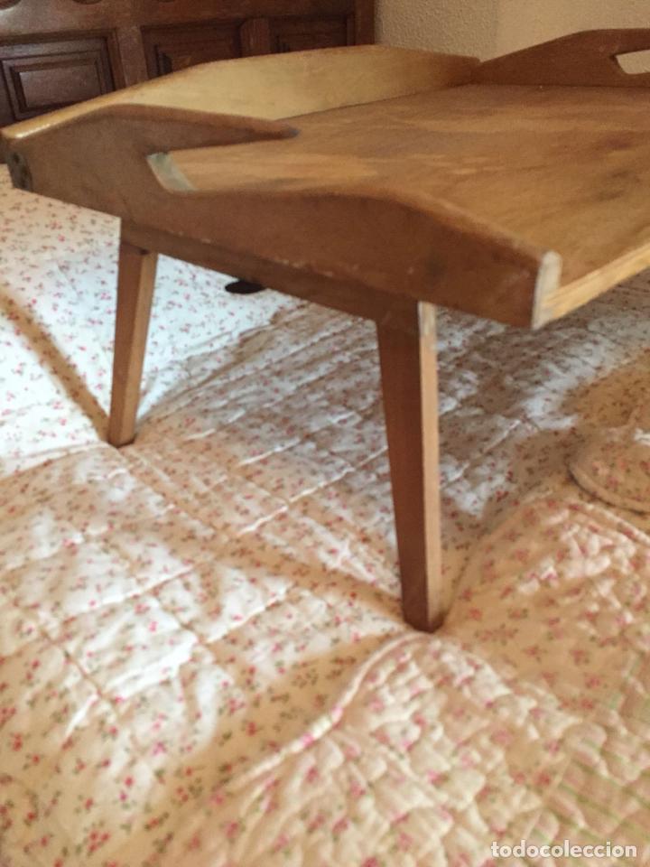 Antig&uuml;edades: BANDEJA DE MADERA PARA CAMA - Foto 5