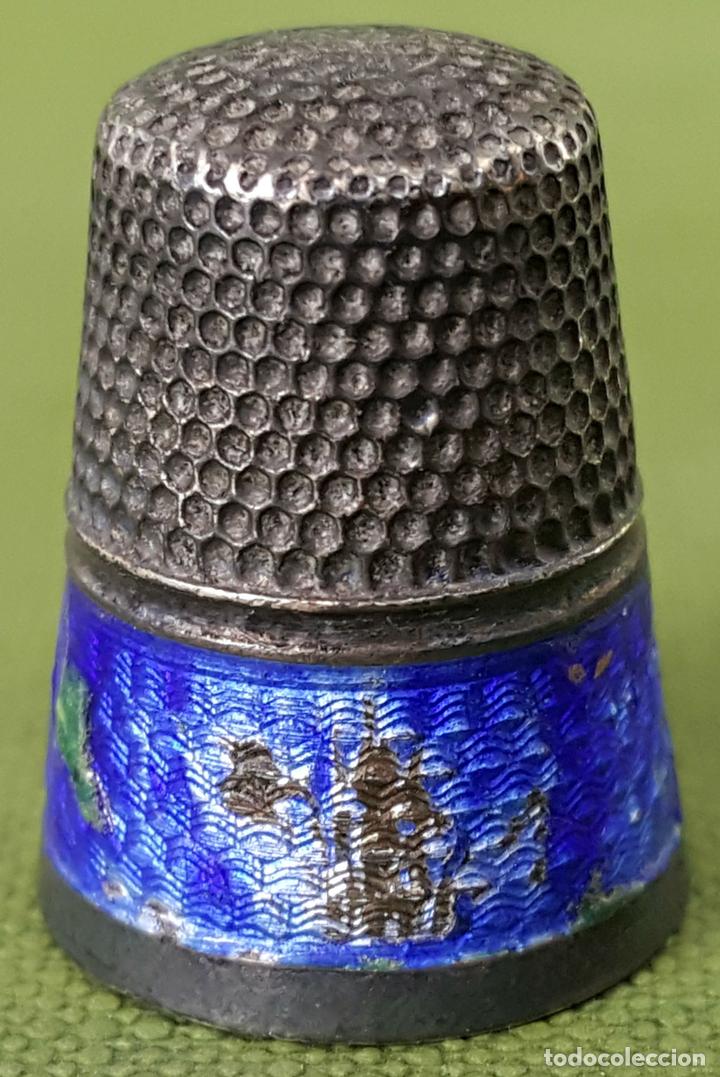 Antig&uuml;edades: DEDAL DE PLATA ESMALTADA EN AZUL. CIRCA 1950. - Foto 1