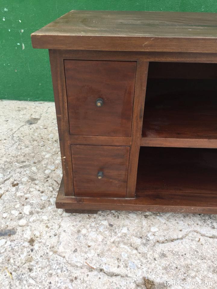 Antig&uuml;edades: MESA DE TELEVISION CON 4 CAJONES Y REPISAS - Foto 2