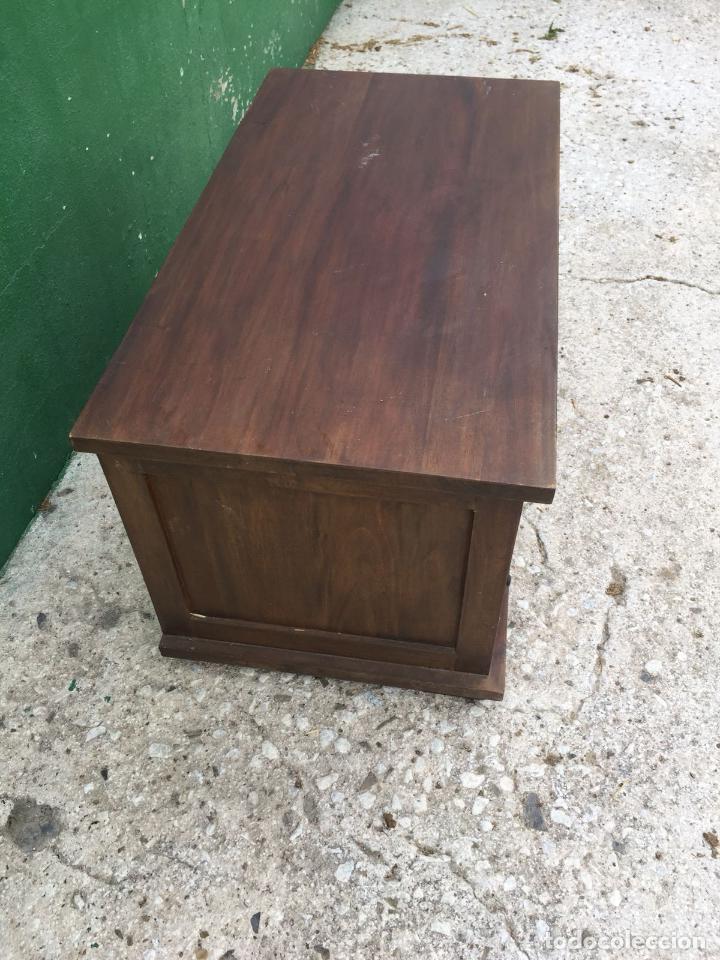 Antig&uuml;edades: MESA DE TELEVISION CON 4 CAJONES Y REPISAS - Foto 3