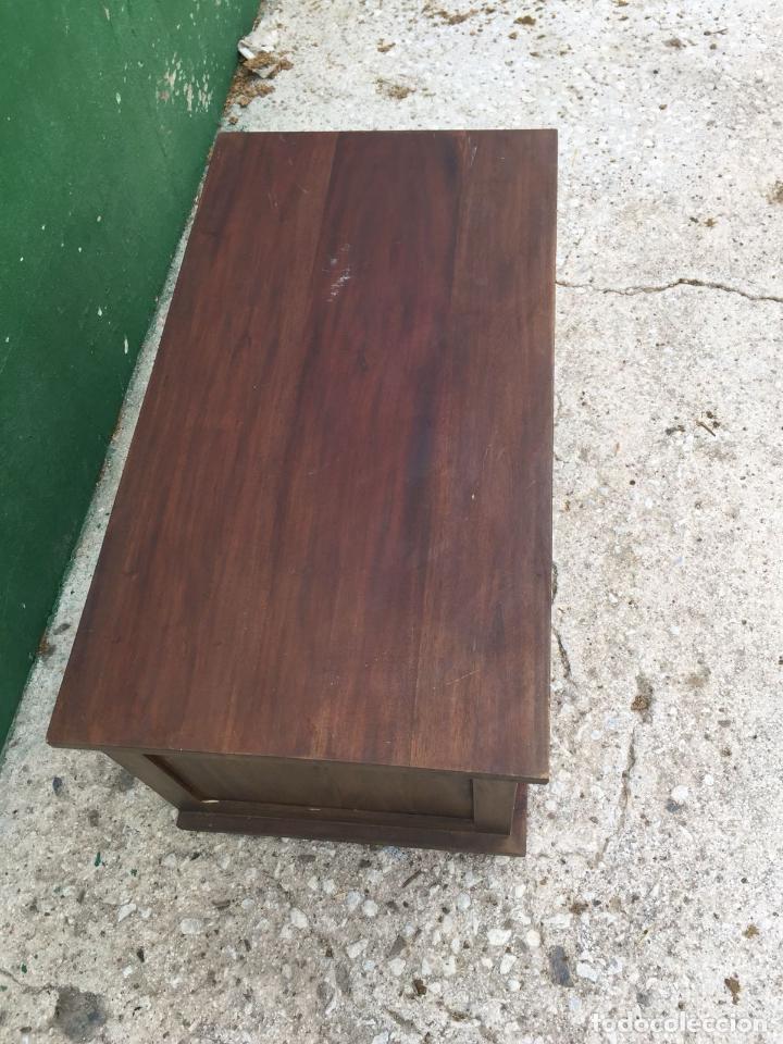 Antig&uuml;edades: MESA DE TELEVISION CON 4 CAJONES Y REPISAS - Foto 4