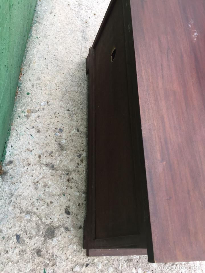 Antig&uuml;edades: MESA DE TELEVISION CON 4 CAJONES Y REPISAS - Foto 5