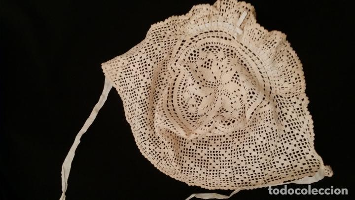 Antig&uuml;edades: Dos antiguos gorros en ganchillo - ni&ntilde;a - Foto 3