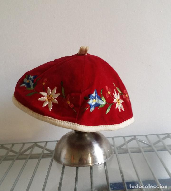 Antig&uuml;edades: Gorro antiguo bordado - Foto 1