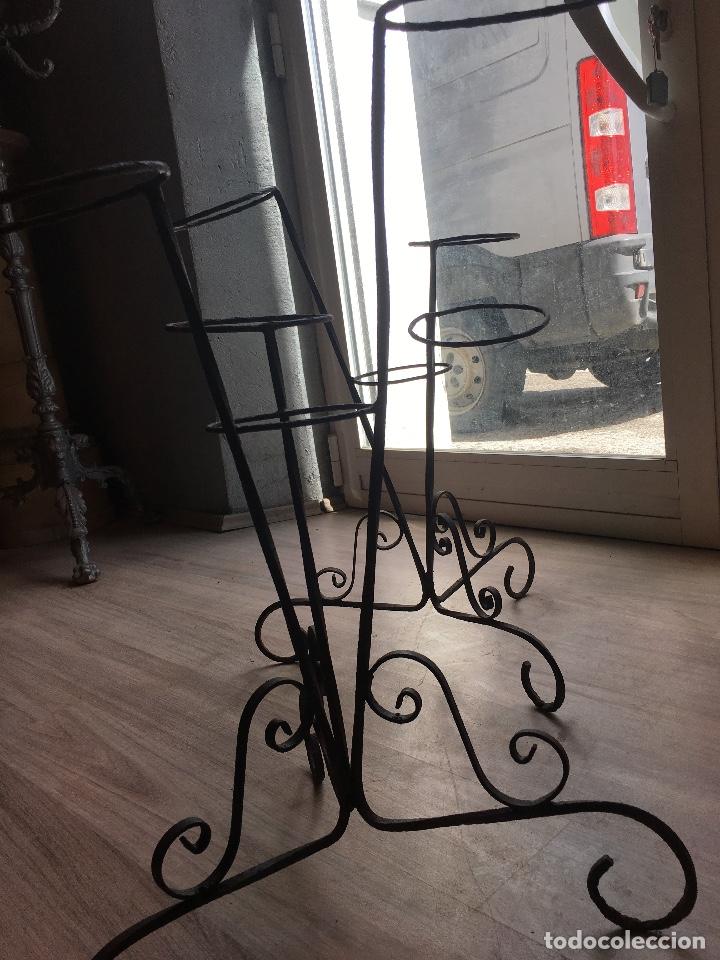 Antig&uuml;edades: Pareja de porta macetas de forja - Foto 3