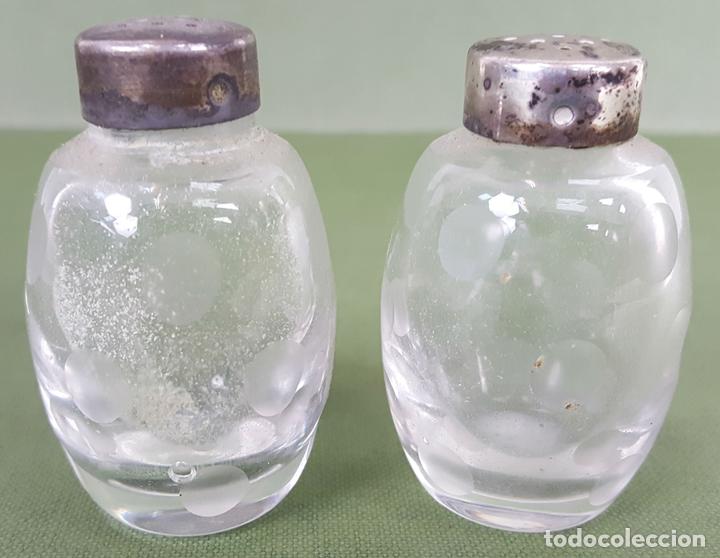 Antiquit&eacute;s: PAREJA DE SALEROS DE CRISTAL SOPLADO. TAPONES DE PLATA. SIGLO XX.