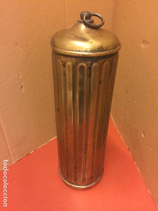 Antig&uuml;edades: Antiguo recipiente de laton con tapon de rosca y marca en la base. CALIENTA CAMAS. Ideal decoracion.