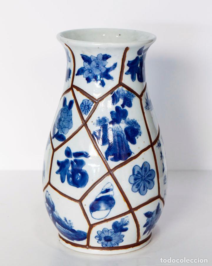 Antiquit&auml;ten: Jarron chino de porcelana azul y blanca 25 cm. decoraciones incisas geom&eacute;tricas en &rdquo;Cuerda seca&rdquo;