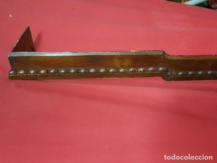 Antig&uuml;edades: Band&oacute; en madera de roble con greca decorativa. - Foto 2