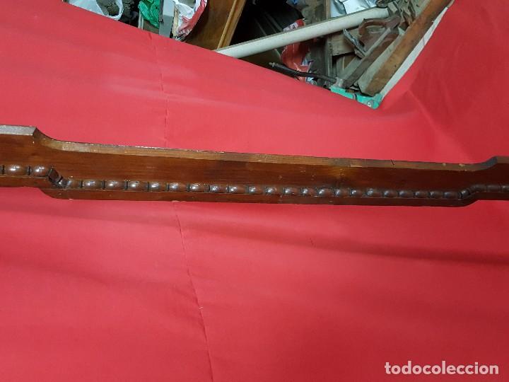 Antig&uuml;edades: Band&oacute; en madera de roble con greca decorativa. - Foto 3