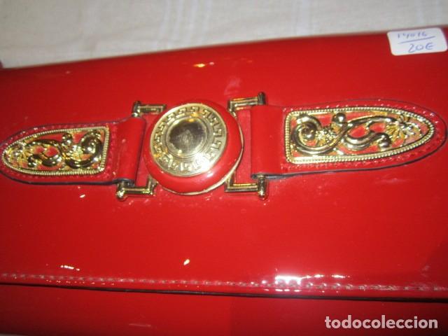 Antig&uuml;edades: Bolso rojo de charol. 30 x 15 cms. - Foto 2