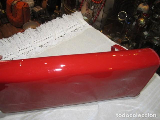 Antig&uuml;edades: Bolso rojo de charol. 30 x 15 cms. - Foto 3