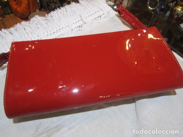 Antig&uuml;edades: Bolso rojo de charol. 30 x 15 cms. - Foto 4