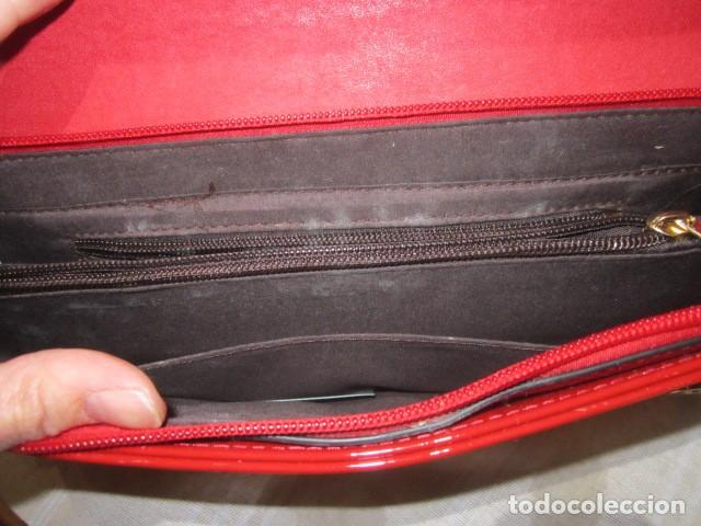 Antig&uuml;edades: Bolso rojo de charol. 30 x 15 cms. - Foto 6