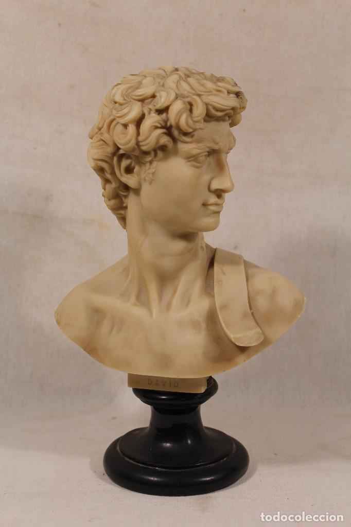 Antig&uuml;edades: david en resina con pie de marmol - Foto 1