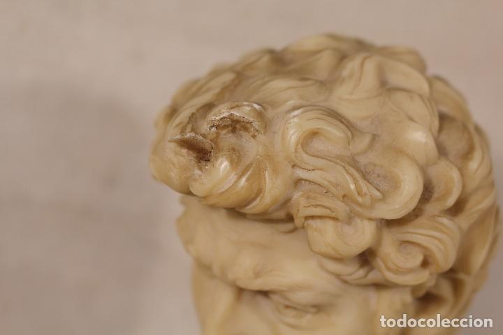 Antig&uuml;edades: david en resina con pie de marmol - Foto 5