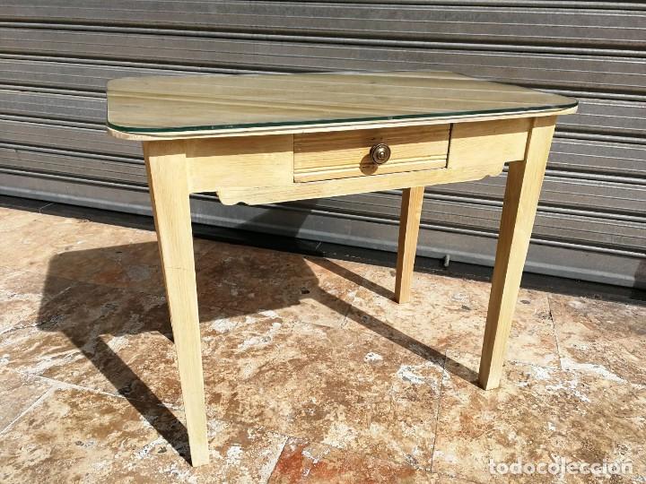 Antig&uuml;edades: Mesa madera color clara con cristal. - Foto 1