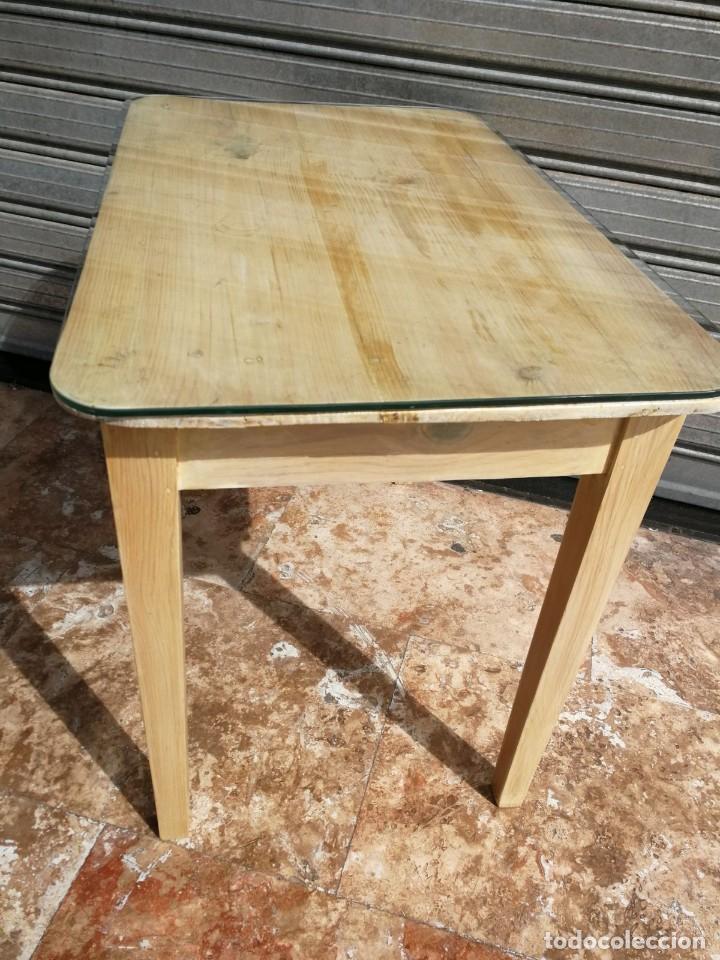 Antig&uuml;edades: Mesa madera color clara con cristal. - Foto 2