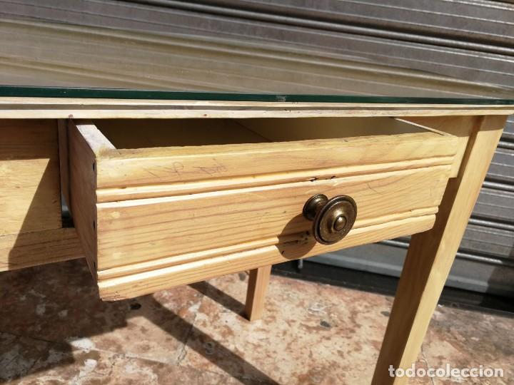 Antig&uuml;edades: Mesa madera color clara con cristal. - Foto 3