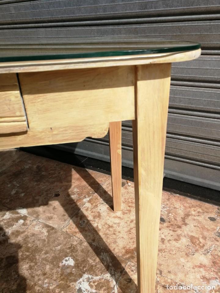 Antig&uuml;edades: Mesa madera color clara con cristal. - Foto 4