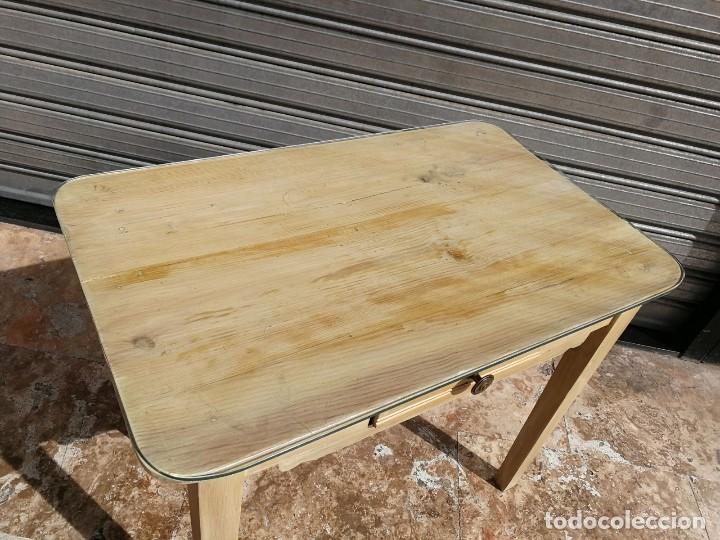 Antig&uuml;edades: Mesa madera color clara con cristal. - Foto 6