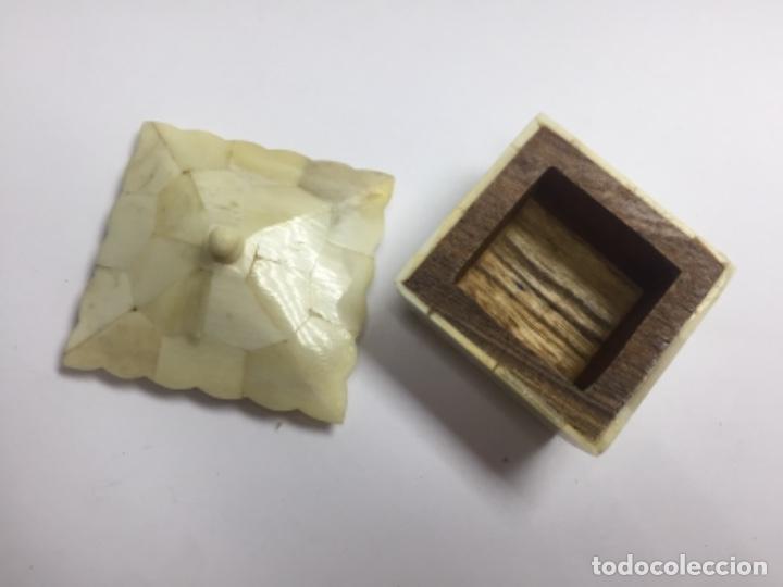Antig&uuml;edades: Caja de nacar y madera - Foto 2