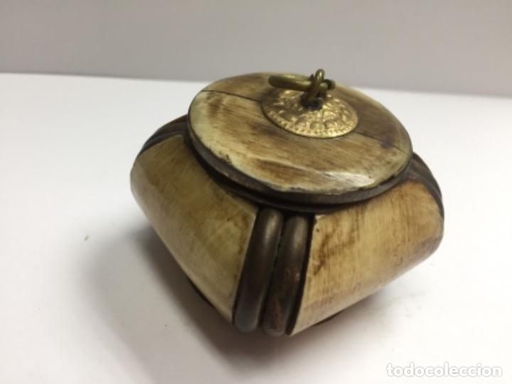 Antig&uuml;edades: Caja de bronce y hueso - Foto 1