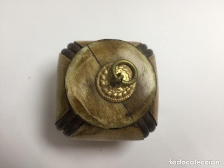 Antig&uuml;edades: Caja de bronce y hueso - Foto 2