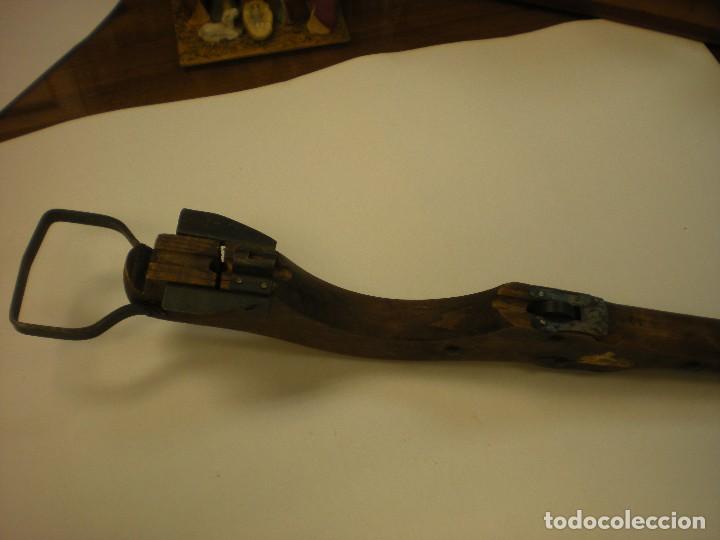 Antig&uuml;edades: BALLESTA INCOMPLETA L52CM - Foto 1