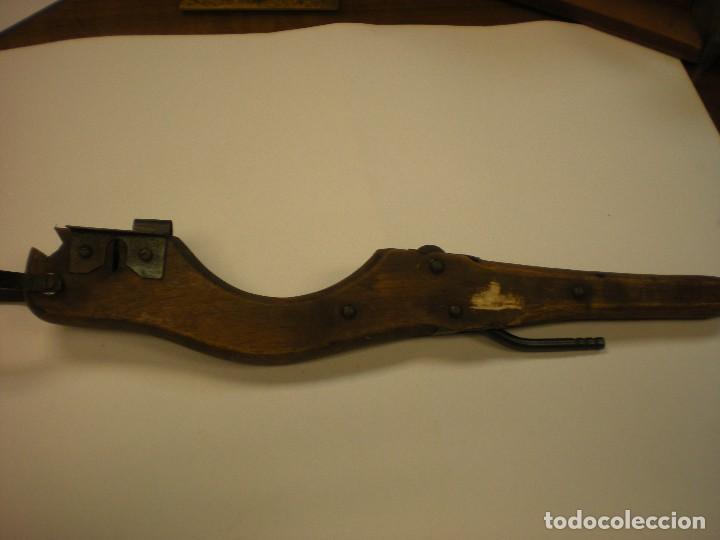Antig&uuml;edades: BALLESTA INCOMPLETA L52CM - Foto 2