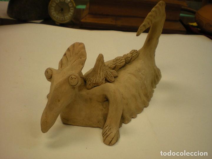 Antig&uuml;edades: barro animal hecho a mano, s&iacute;mbolo de toledo 14x27x15cm