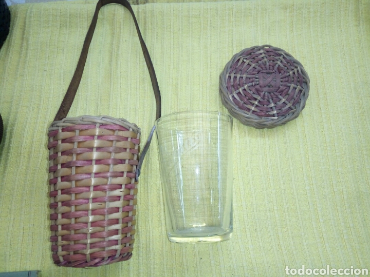 Antig&uuml;edades: Vaso Antiguo, cristal, soplado fino, con funda de mimbre, con tapa, echo a mano.