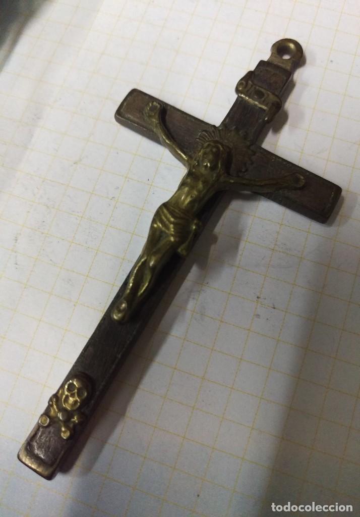 Antig&uuml;edades: Antigua cruz en bronce y madera - Foto 1