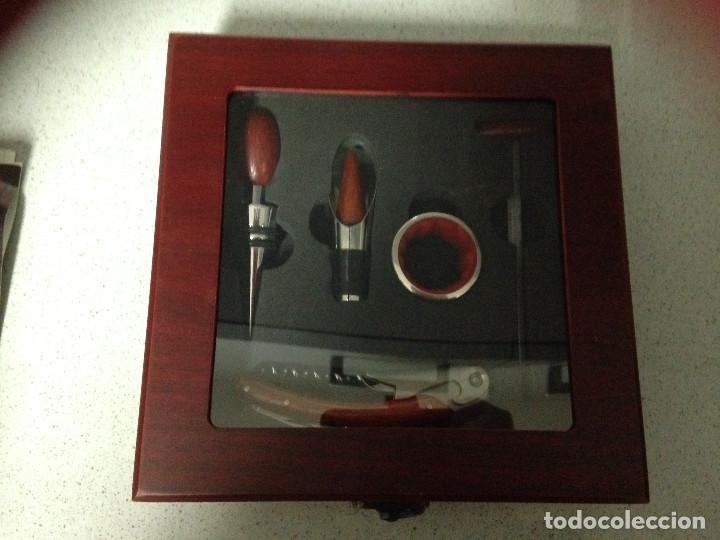 Antig&uuml;edades: ACCESORIOS DE VINO EN CAJA DE MADERA - Foto 1