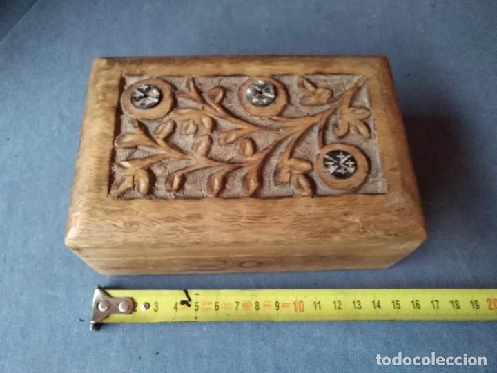 Antig&uuml;edades: Cajita de madera maciza. Joyero. - Foto 1