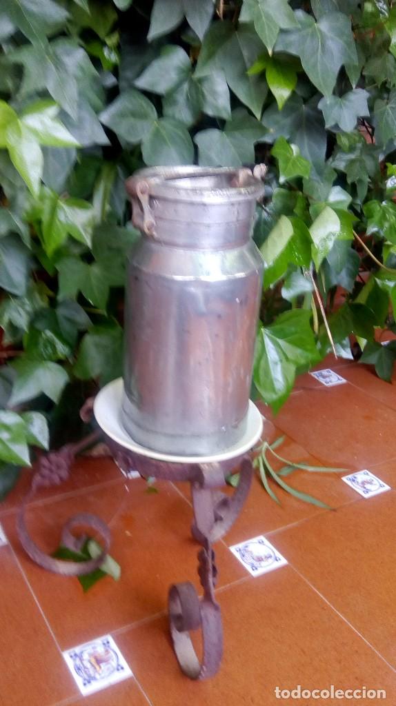 Antig&uuml;edades: c&aacute;ntara de leche lechera - Foto 1