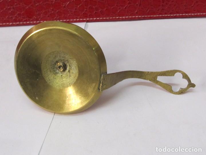 Antig&uuml;edades: PALMATORIA PORTAVELAS DE BRONCE - Foto 2