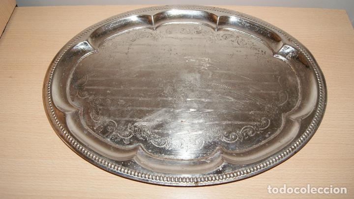 Antig&uuml;edades: Bandeja de metal plateado repujado. - Foto 1