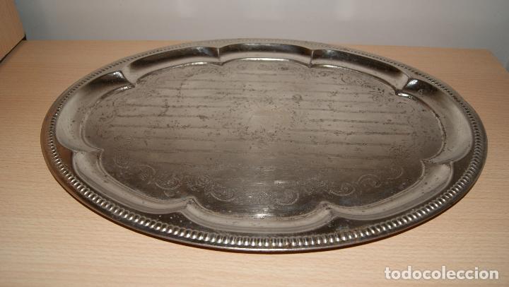 Antig&uuml;edades: Bandeja de metal plateado repujado. - Foto 2