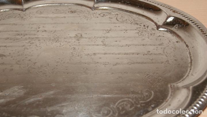 Antig&uuml;edades: Bandeja de metal plateado repujado. - Foto 3