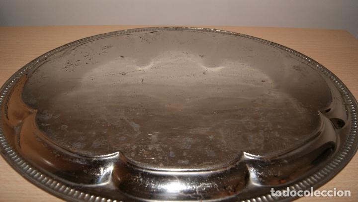 Antig&uuml;edades: Bandeja de metal plateado repujado. - Foto 4