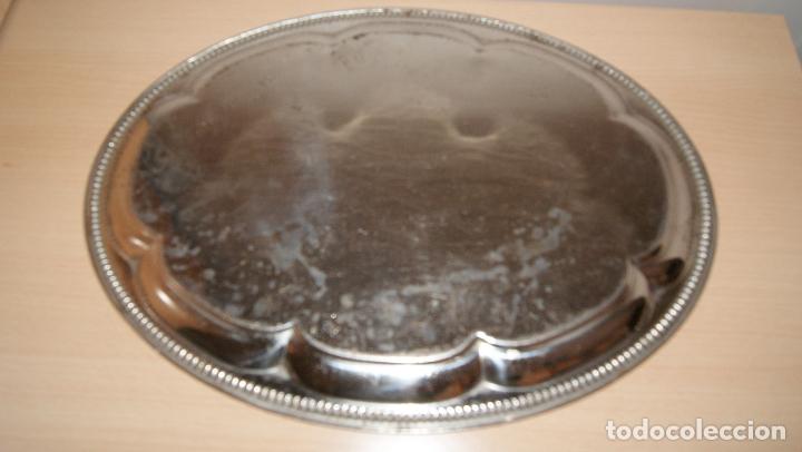 Antig&uuml;edades: Bandeja de metal plateado repujado. - Foto 5